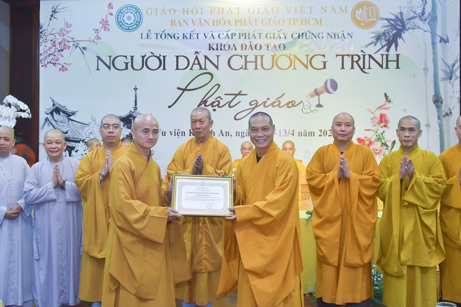 Thượng tọa Thích Thiện Quý trao Bằng tuyên dương công đức của Ban Trị sự GHPGVN TP.HCM đến tập thể Ban Văn hóa Phật giáo TP - Ảnh: Quảng Đạo/BGN