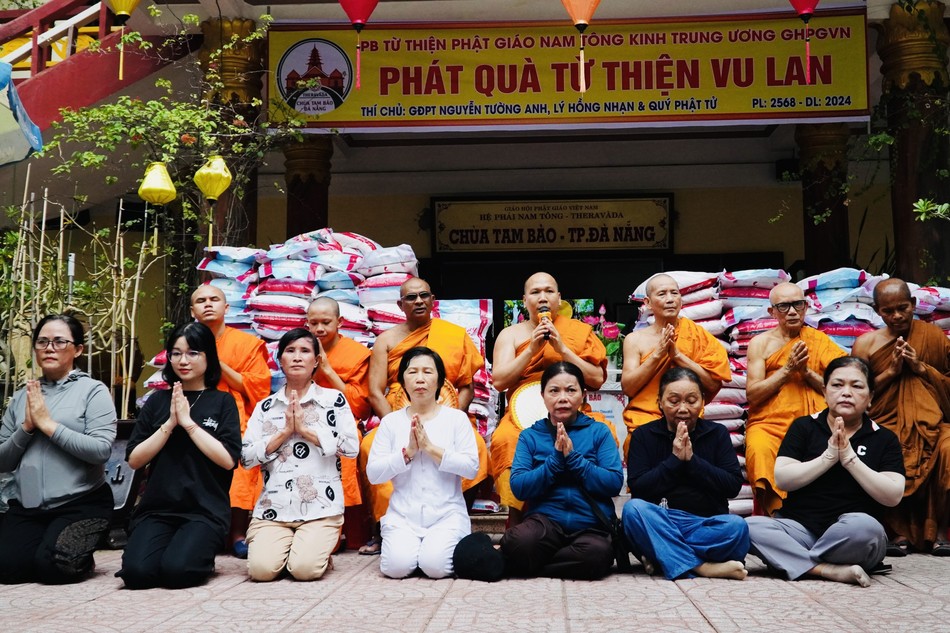 Chùa Tam Bảo trao quà đến người dân dịp Vu lan