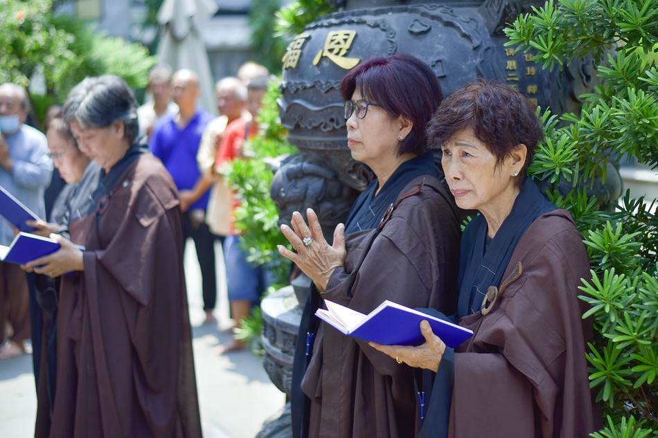 Phật tử người Hoa tham dự lễ cầu siêu tại chùa Ân Phước (Q.Bình Thạnh) chiều rằm tháng Bảy Âm lịch - Ảnh: Quảng Đạo/BGN