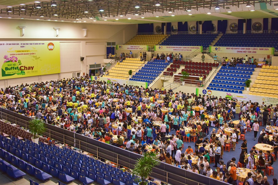Hơn 2.000 người dân tham dự ngày hội buffet chay vì người nghèo Q.1 (TP.HCM) vào tối 2-11 - Ảnh: Quảng Đạo/BGN