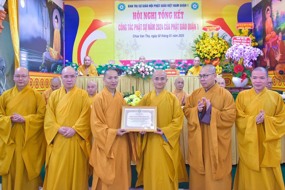Thượng tọa Thích Thiện Quý trao Bằng tuyên dương công đức của Ban Trị sự Phật giáo TP.HCM đến tập thể Ban Trị sự GHPGVN Q.1 - Ảnh: Quảng Đạo/BGN