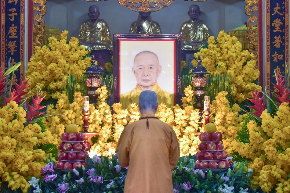 Đức Pháp chủ GHPGVN tưởng niệm Trưởng lão Hòa thượng Thích Thanh Kiểm tại tổ đình Vĩnh Nghiêm - Ảnh: Quảng Đạo/BGN