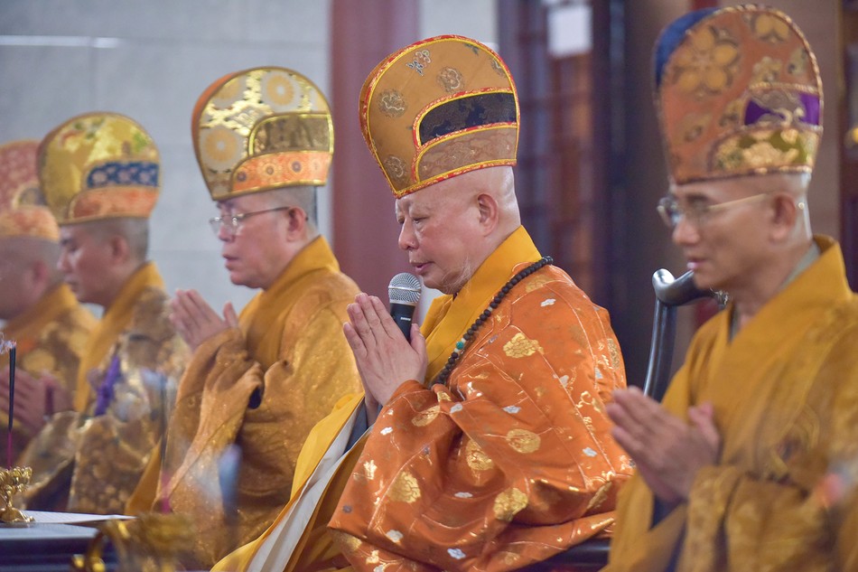 Hòa thượng Thích Lệ Trang cùng chư tôn đức hướng dẫn đại chúng trì tụng kinh Dược Sư tại chùa Phổ Quang (Q.Tân Bình) - Ảnh: Quảng Đạo/BGN