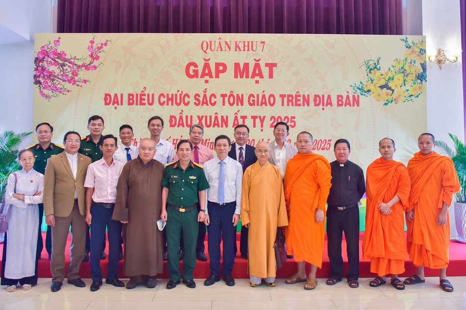 Đại diện Ban Trị sự GHPGVN TP.HCM tham dự họp mặt các chức sắc tôn giáo đầu Xuân Ất Tỵ do Bộ Tư lệnh Quân khu 7 tổ chức - Ảnh: Quảng Đạo/BGN