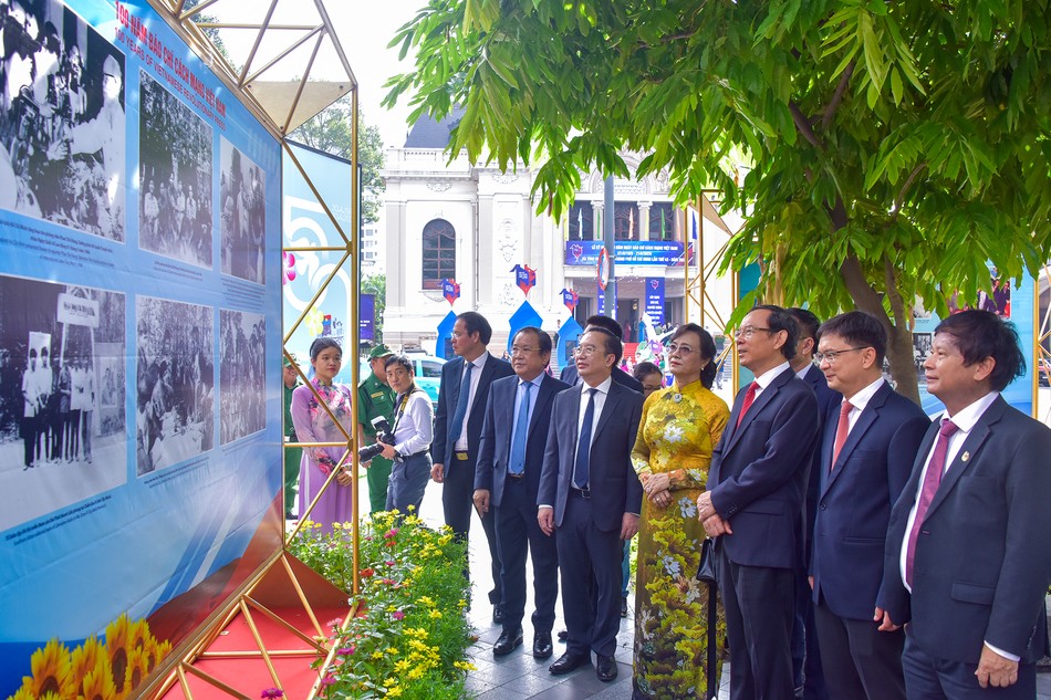 Ông Nguyễn Văn Nên, Bí thư Thành ủy TP.HCM cùng lãnh đạo TP.HCM tham quan triển lãm "Báo chí Cách mạng Việt Nam - Một thế kỷ đồng hành cùng dân tộc" - Ảnh: Quảng Đạo/BGN