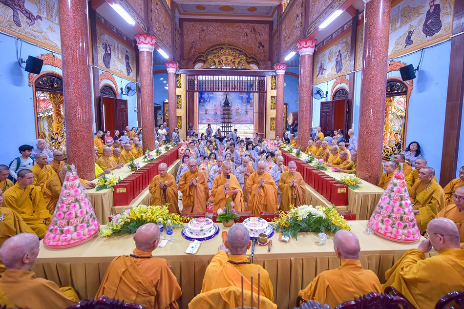 Tăng Ni, Phật tử khánh tuế, cúng dường pháp y đến chư vị Hòa thượng Chứng minh - Ảnh: Quảng Đạo/BGN