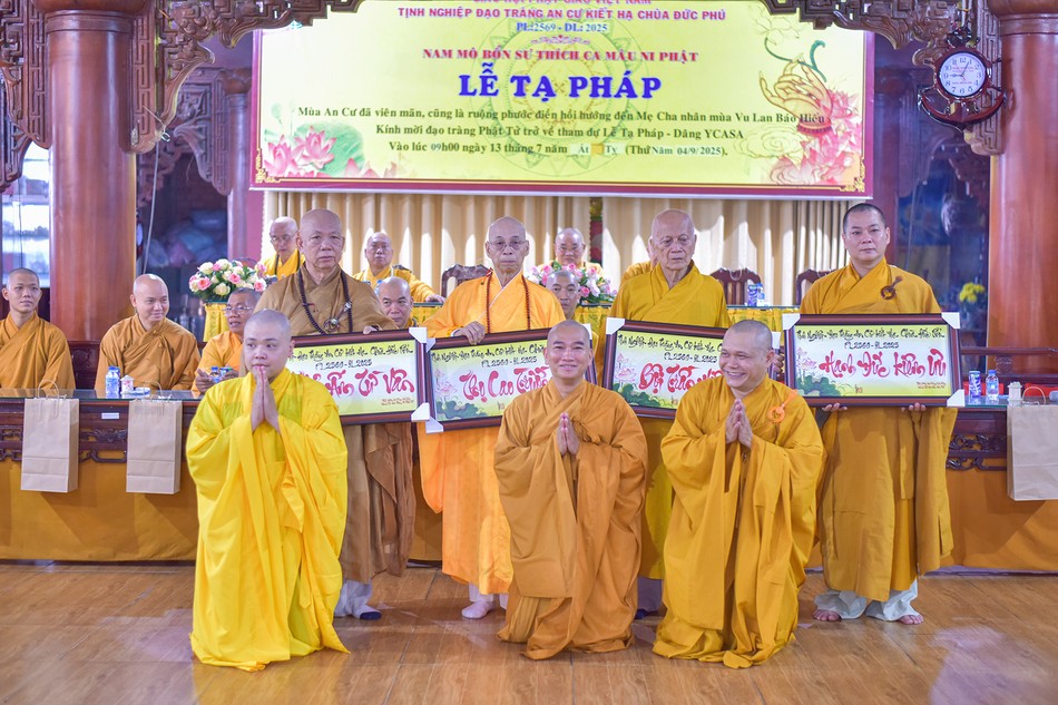 Các hành giả tri ân chư tôn đức Ban Chức sự trường hạ chùa Đức Phú - Ảnh: Quảng Đạo/BGN