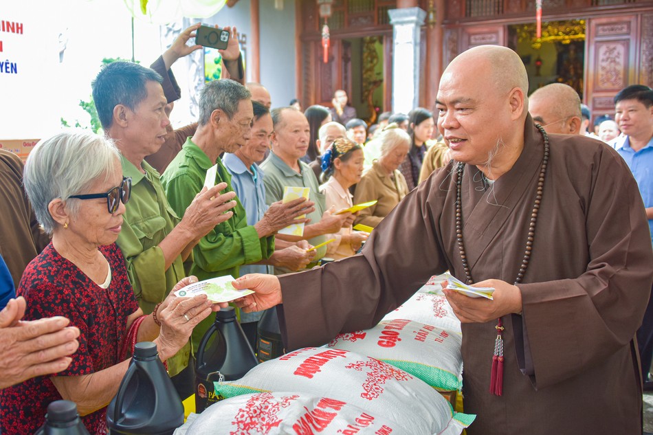 Thượng tọa Thích Thanh Phong trao quà đến người dân tại chùa Kim Sơn Cam Giá (phường Gia Sàng, tỉnh Thái Nguyên) vào sáng 21-10 - Ảnh: Quảng Đạo/BGN