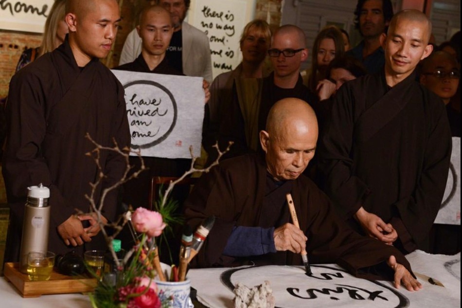 Thiền sư Thích Nhất Hạnh viết thư pháp - Ảnh: Làng Mai