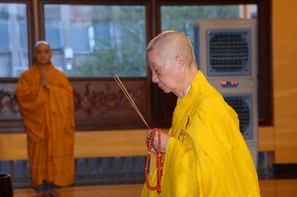 Trưởng lão Hòa thượng Phó Pháp chủ Hội đồng Chứng minh niêm hương Tam bảo trong kỳ bố-tát đầu năm Tân Sửu