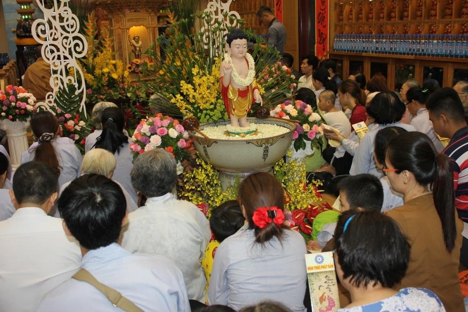 Lễ Tắm Phật tại chùa Vạn Phật