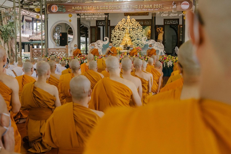 Chư Tăng vân tập làm lễ truyền giới Sa-di và Tu nữ cho các hành giả khóa tu - Ảnh: H.K