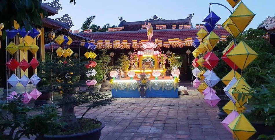 Trang hoàng lễ đài Phật đản ở tổ đình Kim Tiên