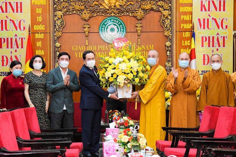Phó Chủ tịch Thường trực Quốc hội Trần Thanh Mẫn và phái đoàn tặng hoa chúc mừng Đại lễ Phật đản đến chư vị lãnh đạo Trung ương GHPGVN - Ảnh: Quốc hội