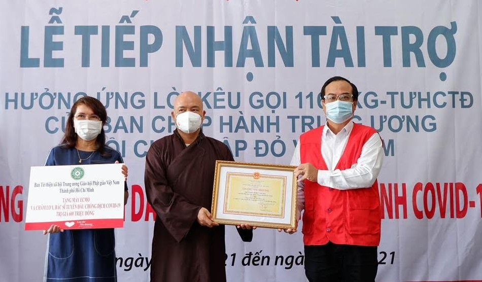 Thượng tọa Thích Thanh Phong trao bảng tượng trưng hỗ trợ mua máy ECMO và máy thở điều trị bệnh nhân Covid-19