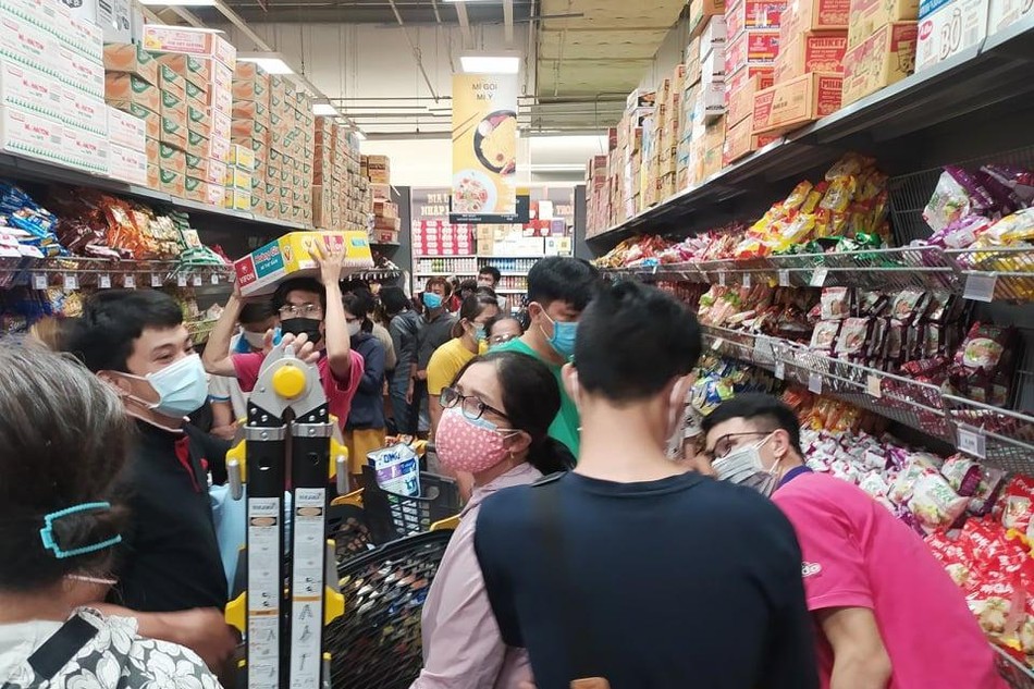 Nhiều người dân TP.HCM đổ xô đến siêu thị để mua hàng chiều 6-7-2021 (Ảnh: TNO)