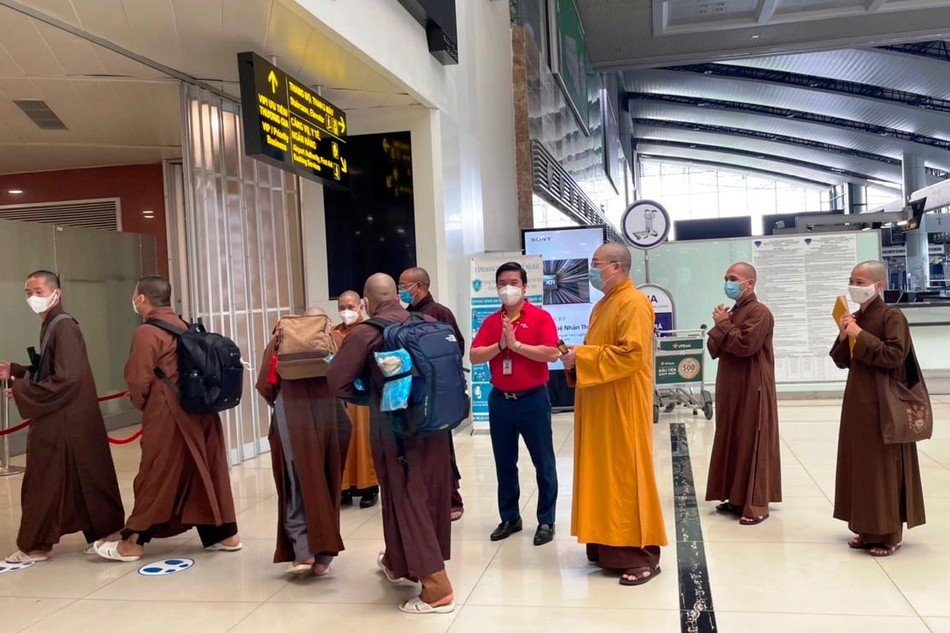 Chư vị giáo phẩm lãnh đạo Trung ương GHPGVN và Ban Trị sự tỉnh Nam Định tiễn 10 Tăng Ni trẻ vào Nam chi viện cho tuyến đầu chống dịch ở tỉnh Long An - Ảnh: VP1