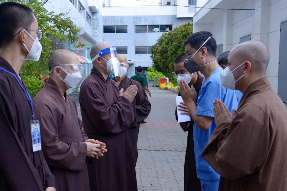 Ban Giám đốc Bệnh viện Dã chiến số 10 và các tình nguyện viên chào đón phái đoàn GHPGVN đến thăm sáng 2-9