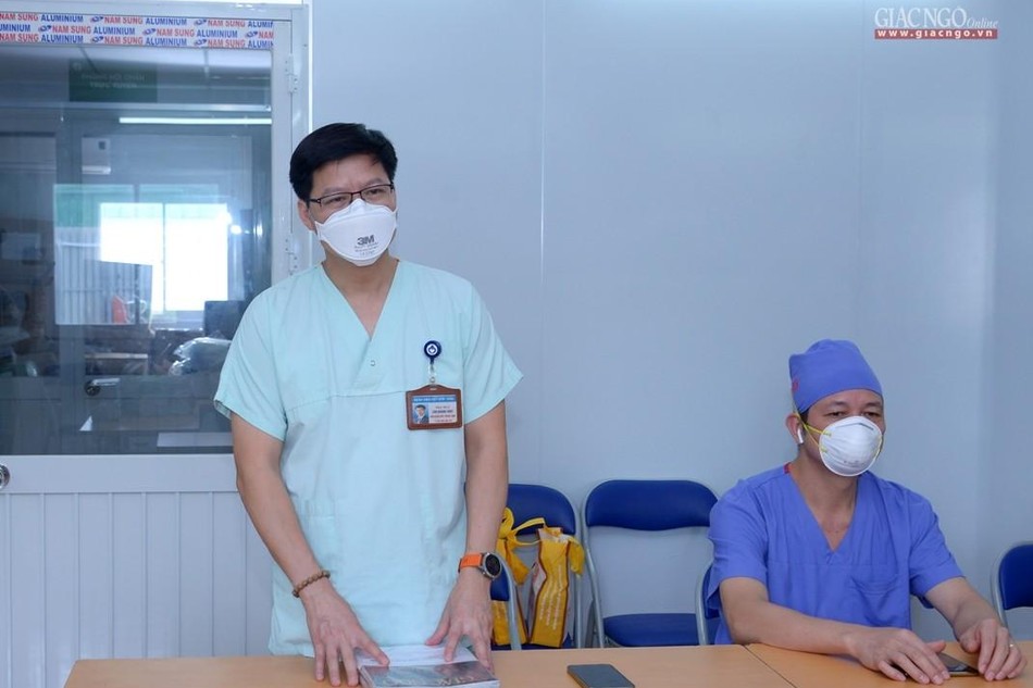 TS.BS Lưu Quang Thùy được điều động đảm nhiệm Phó Giám đốc điều hành Trung tâm Hồi sức tích cực điều trị người bệnh Covid-19 của Bệnh viện Việt Đức tại TP.HCM (TS.BS Thùy đang giới thiệu về trung tâm với đoàn GHPGVN) - Ảnh: Bảo Toàn