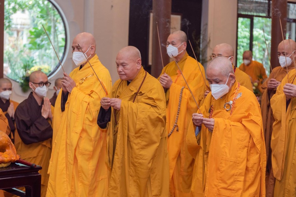 Chư tôn đức Hội đồng Chứng minh, Hội đồng Trị sự GHPGVN dâng hương tưởng niệm