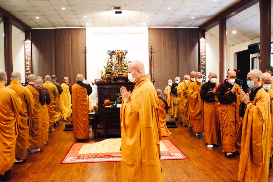 Chư Tăng hữu nhiễu kim quan tại Thiền đường Trăng Rằm