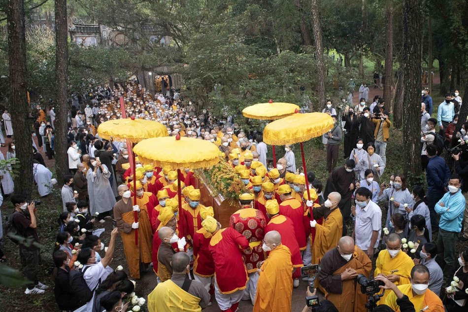 Thỉnh kim quan rời tam quan chùa Từ Hiếu - Ảnh: Trương Vững