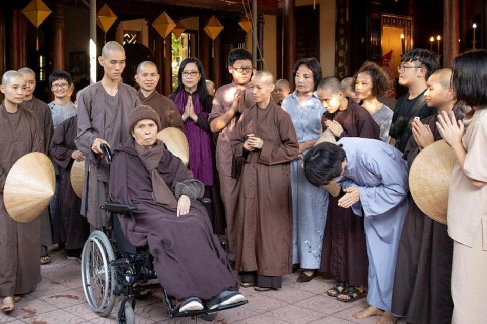 Chuyên gia - Đại sứ văn hóa ẩm thức Huế Hồ Thị Hoàng Anh (áo tím) trong một dịp tại chùa Từ Hiếu - Ảnh: Minh Hòa