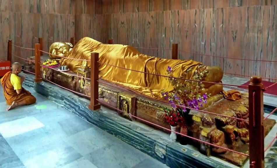 Tượng Đức Phật nhập diệt tại Bảo tháp Đức Phật nhập Niết-bàn (Ấn Độ)