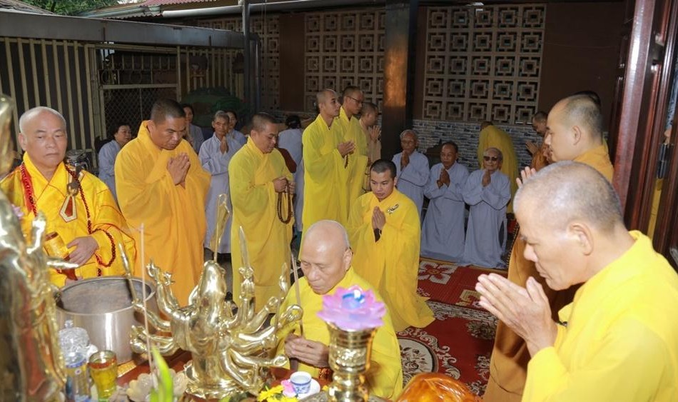 Trưởng lão Hòa thượng Thích Giác Quang niêm hương cầu nguyện trước lúc rót đồng tôn tạo Thánh tượng Đức Bổn Sư