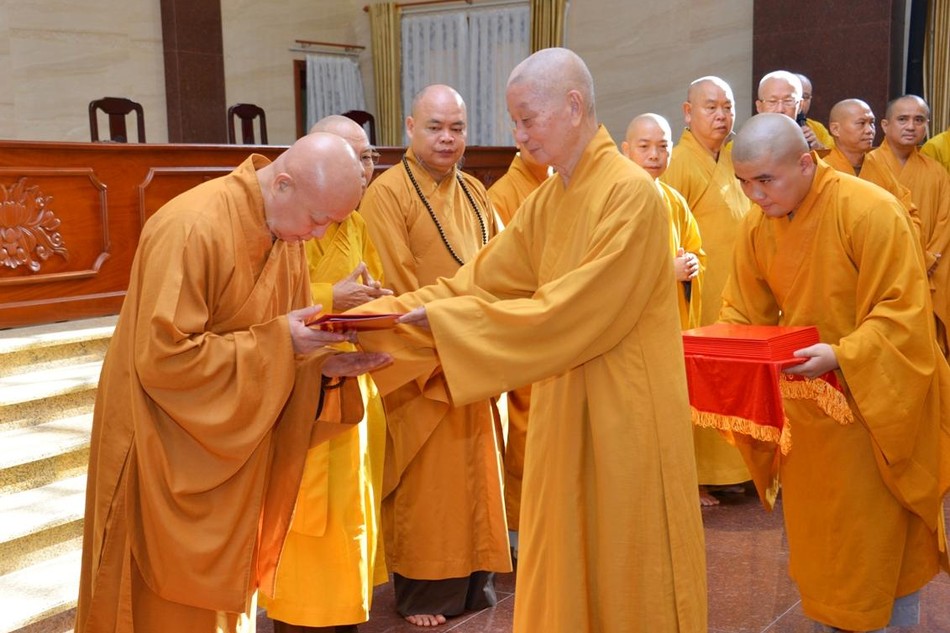 Trưởng lão Hòa thượng Thích Trí Quảng trao quyết định đến Hòa thượng Thích Lệ Trang, Trưởng ban Trị sự GHPGVN TP.HCM nhiệm kỳ 2022-2027