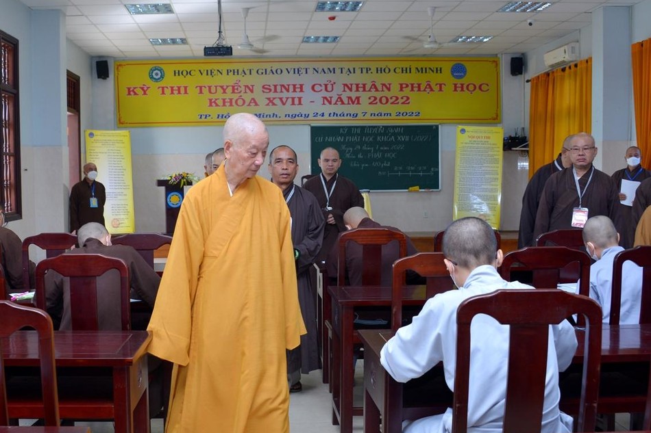 Hòa thượng Viện trưởng thị sát các phòng thi ngày 24-7 - Ảnh: Bảo Toàn
