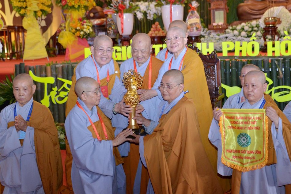 Ban Tổ chức trao biểu tượng đăng cai Đại lễ tưởng niệm đến đơn vị Phân ban Ni giới tỉnh Bình Phước