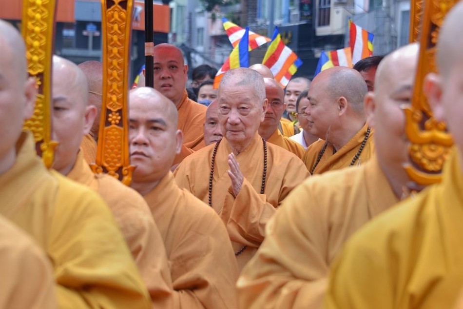 Cung đón Trưởng lão Hòa thượng Thích Trí Quảng, Đệ tứ Pháp chủ GHPGVN - Ảnh: Bảo Toàn/BGN