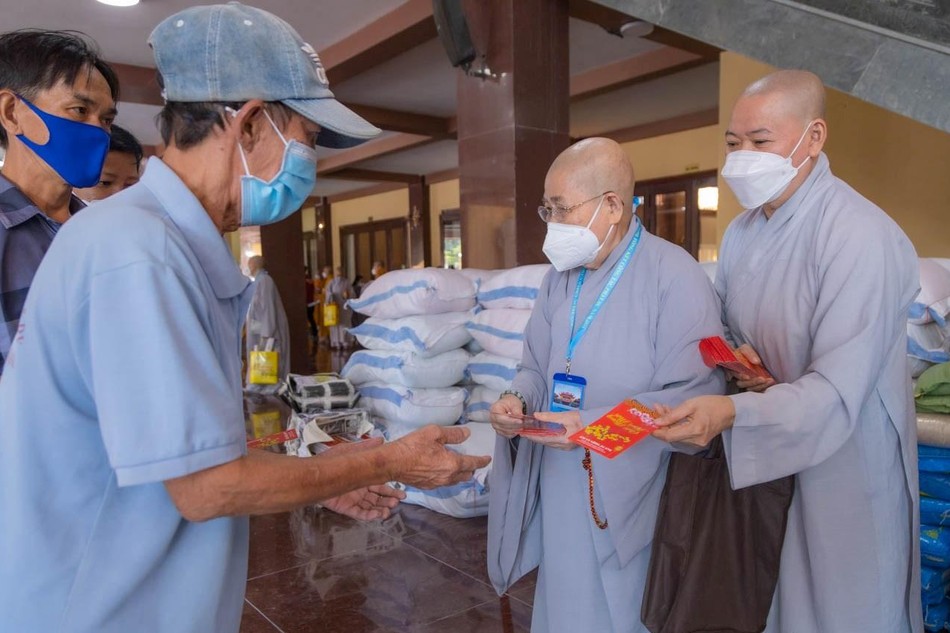 Ban Trị sự GHPGVN TP.HCM tặng quà Tết Nhâm Dần đến bà con có hoàn cảnh khó khăn - Ảnh: Anh Quốc