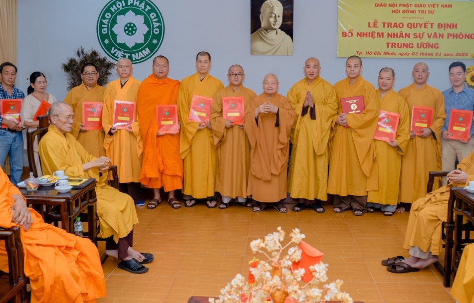 Hòa thượng Chủ tịch Hội đồng Trị sự và các nhân sự mới của Văn phòng II Trung ương GHPGVN vừa được bổ nhiệm - Ảnh: chutichghpgvn.vn