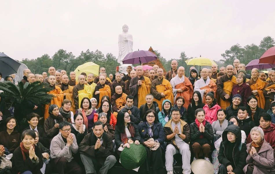 Tăng thân Làng Mai thăm lại nơi từng trà-tỳ vị Thầy kính mến của mình tại Công viên Vĩnh Hằng - TP.Huế