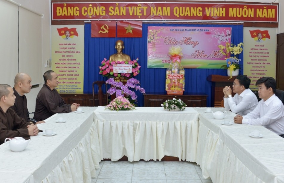 Ông Nguyễn Duy Tân, Phó Giám đốc Sở Nội vụ, Trưởng ban Tôn giáo TP.HCM thân mật tiếp Thượng tọa Thích Tâm Hải