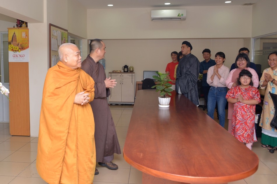 Hòa thượng Cố vấn và Thượng tọa Tổng Biên tập thăm các phòng, ban thuộc báo Giác Ngộ trong ngày họp mặt đầu xuân Quý Mão - 2023