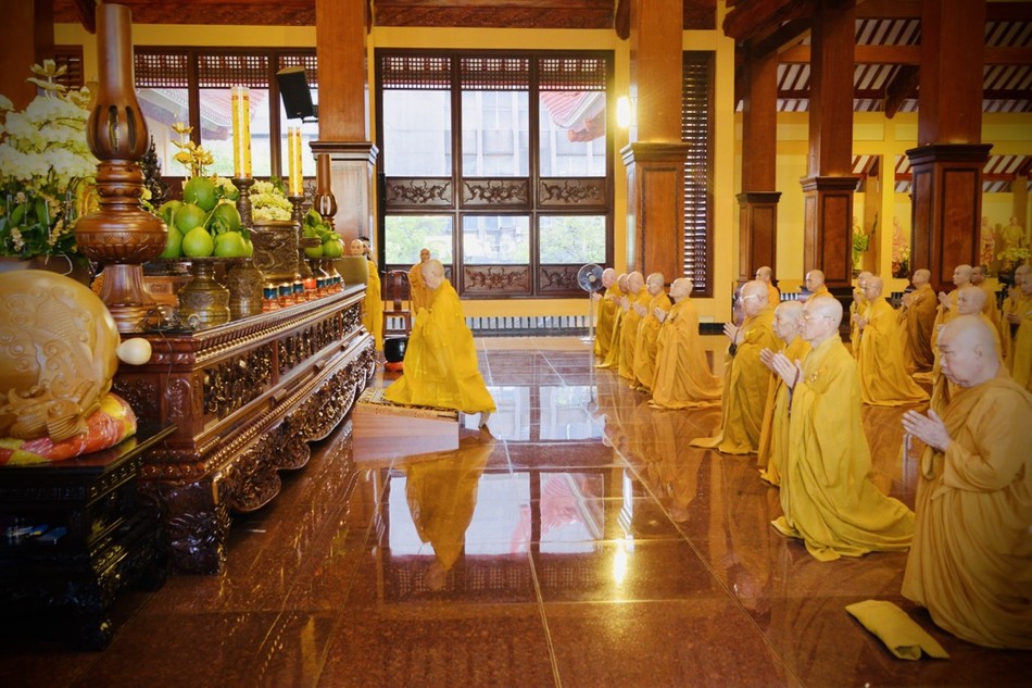 Đức Pháp chủ GHPGVN cùng đại chúng trong lễ bố-tát tại chánh điện Việt Nam Quốc Tự sáng 14-3-Quý Mão - Ảnh: Bảo Toàn/BGN