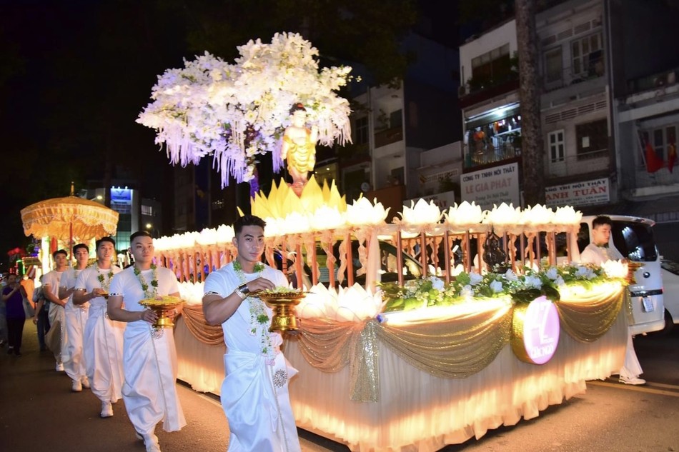 Xe hoa Báo Giác Ngộ tham dự lễ rước Phật tối mùng 8-4