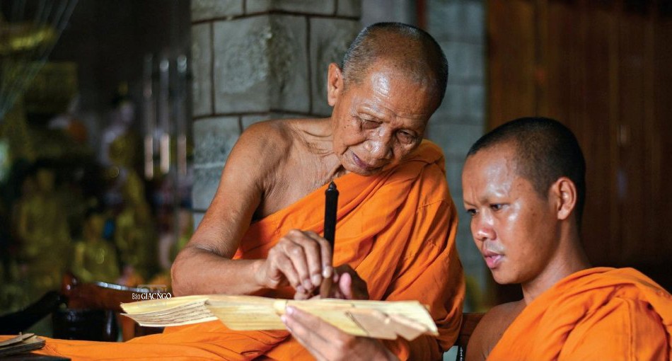 Trưởng lão Hòa thượng Chau Ty, Phó Pháp chủ GHPGVN, đang ân cần hướng dẫn các sư viết kinh trên lá buông theo truyền thống Khmer - Ảnh: Quảng Đạo/BGN