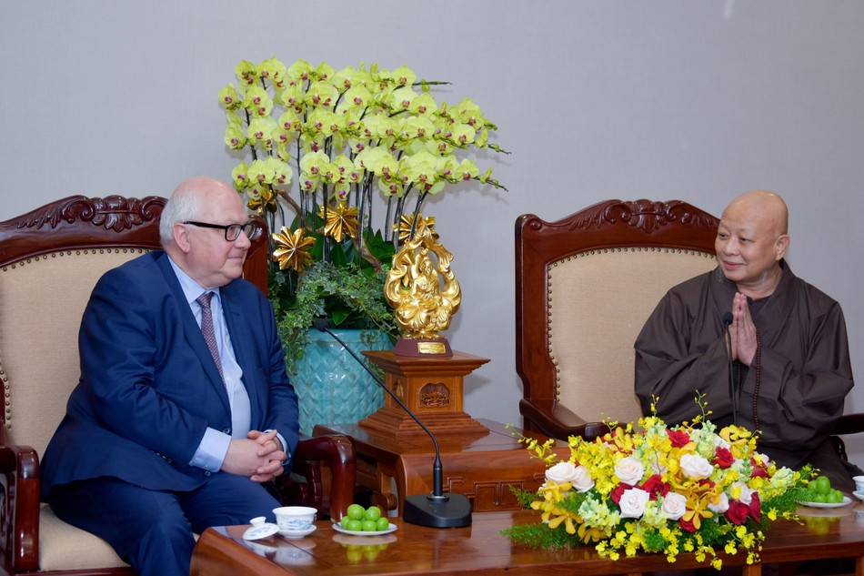 Hòa thượng Thích Lệ Trang tiếp ông Jean-Christophe Peaucelle - Cố vấn các vấn đề tôn giáo thuộc Bộ Ngoại giao và châu Âu Cộng hòa Pháp - Ảnh: Quảng Đạo/Báo Giác Ngộ