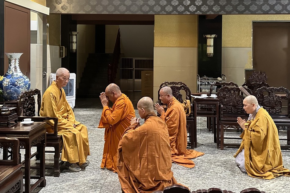 Hòa thượng Trưởng ban Trị sự GHPGVN tỉnh Cà Mau và các vị trong phái đoàn đảnh lễ tác bạch trình Đức Pháp chủ về những vấn đề của Phật giáo ở địa phương cực Nam của Tổ quốc