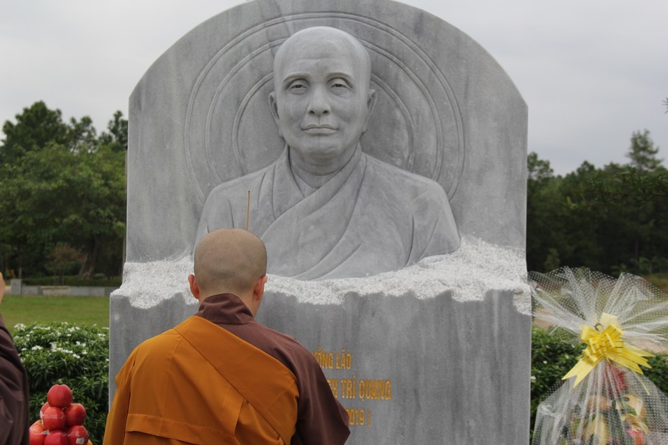 Trước phù điêu phác thảo chân dung Trưởng lão Hòa thượng Thích Trí Quang tại không gian tưởng niệm nơi trà-tỳ ngài (nghĩa trang Công viên Vĩnh Hằng, Huế) - Ảnh: Quảng Điền