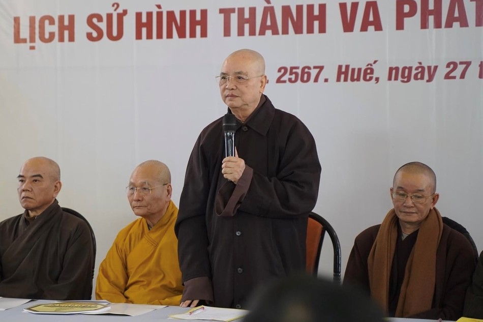 Hòa thượng Thích Huệ Phước trả lời báo chí về Lễ tảo tháp tại bảo tháp Tổ sư Thiệt Diệu Liễu Quán do Ban Trị sự GHPGVN tỉnh Thừa Thiên Huế đảm trách - Ảnh: BTV