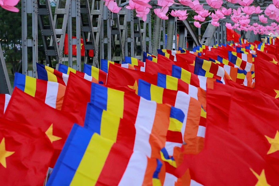 Quốc kỳ và Đạo kỳ trong lễ rước Phật tại Huế - Ảnh: VOV