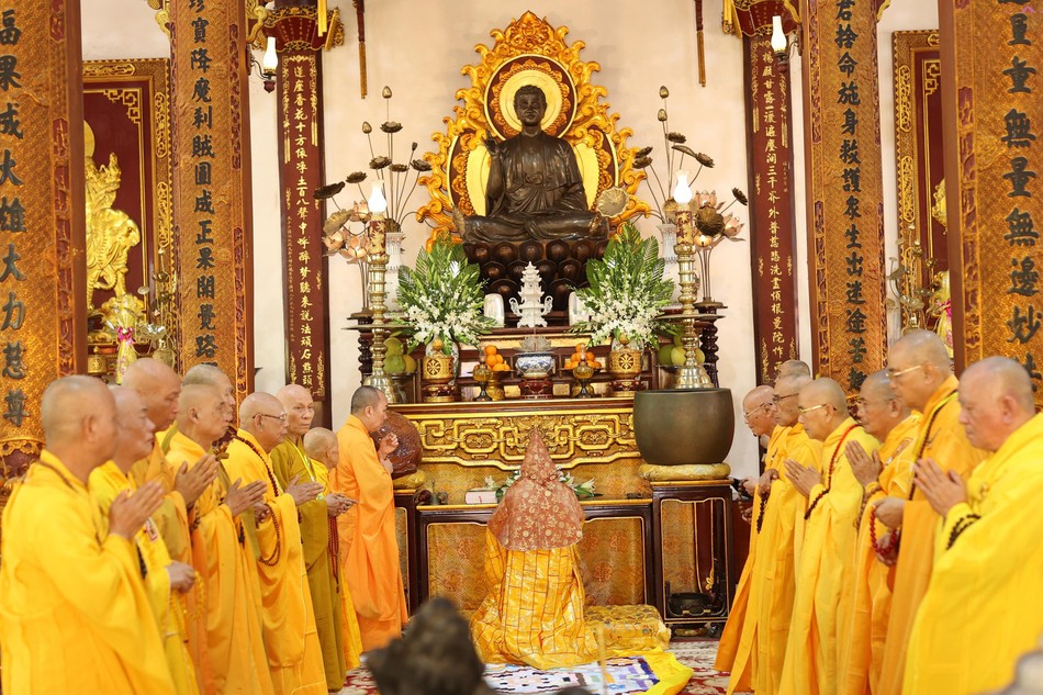 Chư tôn đức cử hành nghi lễ tại chánh điện chùa Từ Đàm