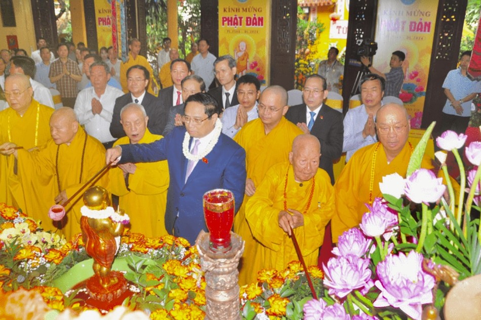 Chư tôn giáo phẩm GHPGVN cùng Thủ tướng Phạm Minh Chính thực hiện nghi thức Tắm Phật tại chùa Quán Sứ, Hà Nội