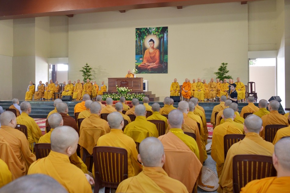 Hòa thượng Viện trưởng khai pháp mở đầu cho khóa huân tu - Ảnh: Bảo Toàn/BGN