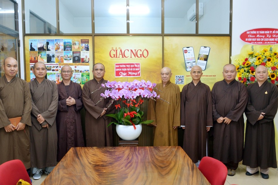 Chư tôn đức đại diện Ban Thường trực Ban Trị sự GHPGVN TP.HCM tặng hoa chúc mừng Báo Giác Ngộ